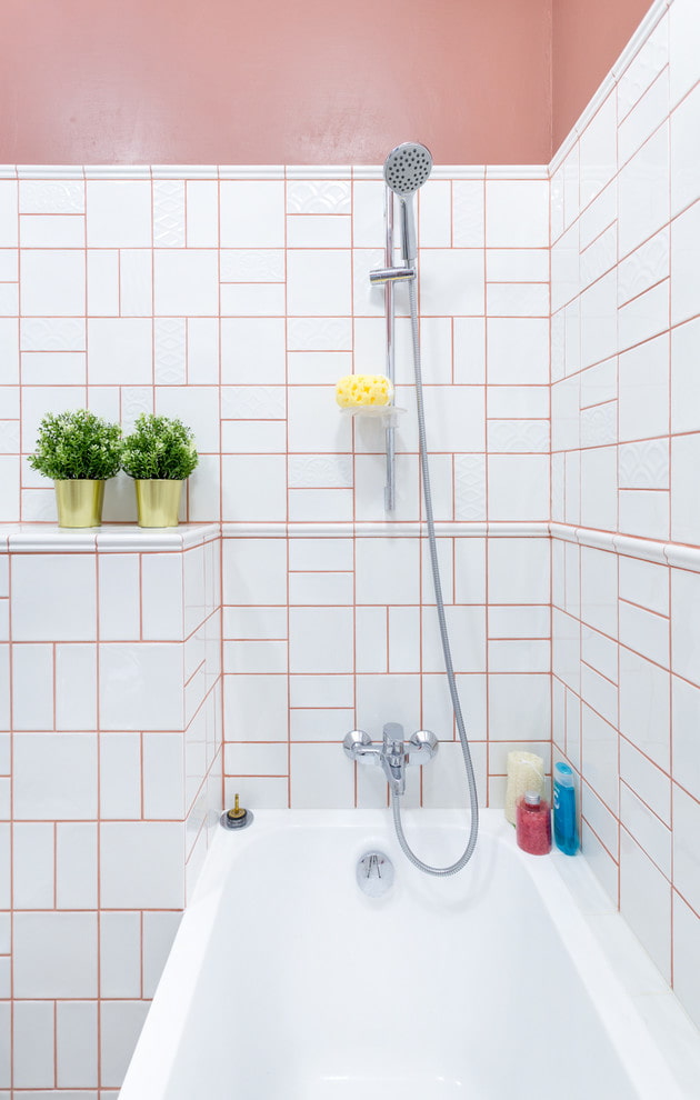 Disposition de carrelage modulaire dans la salle de bain