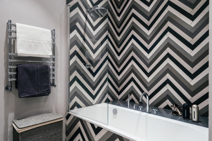 Disposition de carrelage à chevrons dans la salle de bain