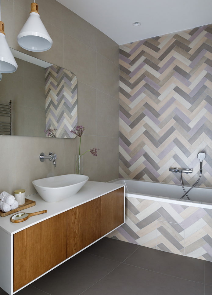 Disposition de carrelage à chevrons dans la salle de bain