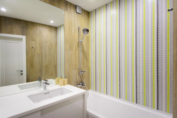 disposition linéaire des carreaux dans la salle de bain