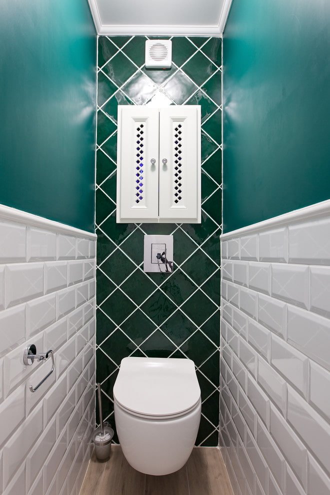 Disposition du carrelage à l'intérieur des toilettes