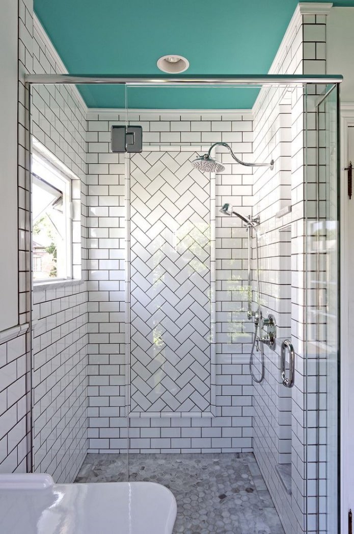 disposition des carreaux sur les murs de la salle de bain
