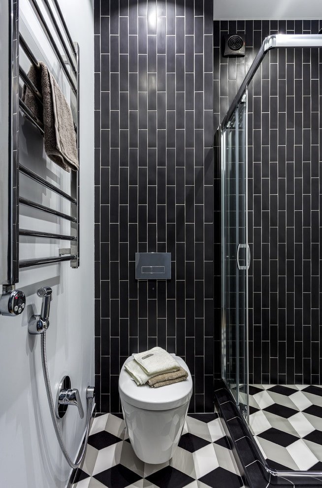 disposition des carreaux sur les murs de la salle de bain