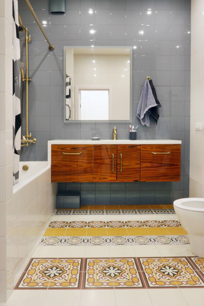 Disposition du carrelage au sol dans la salle de bain