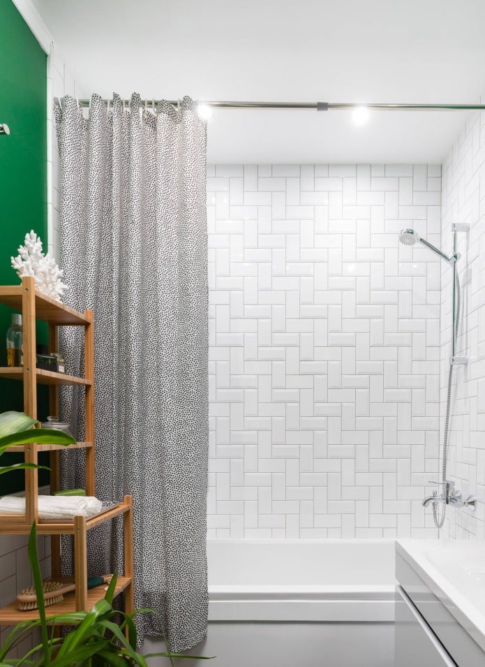 Disposition de carrelage modulaire dans la salle de bain