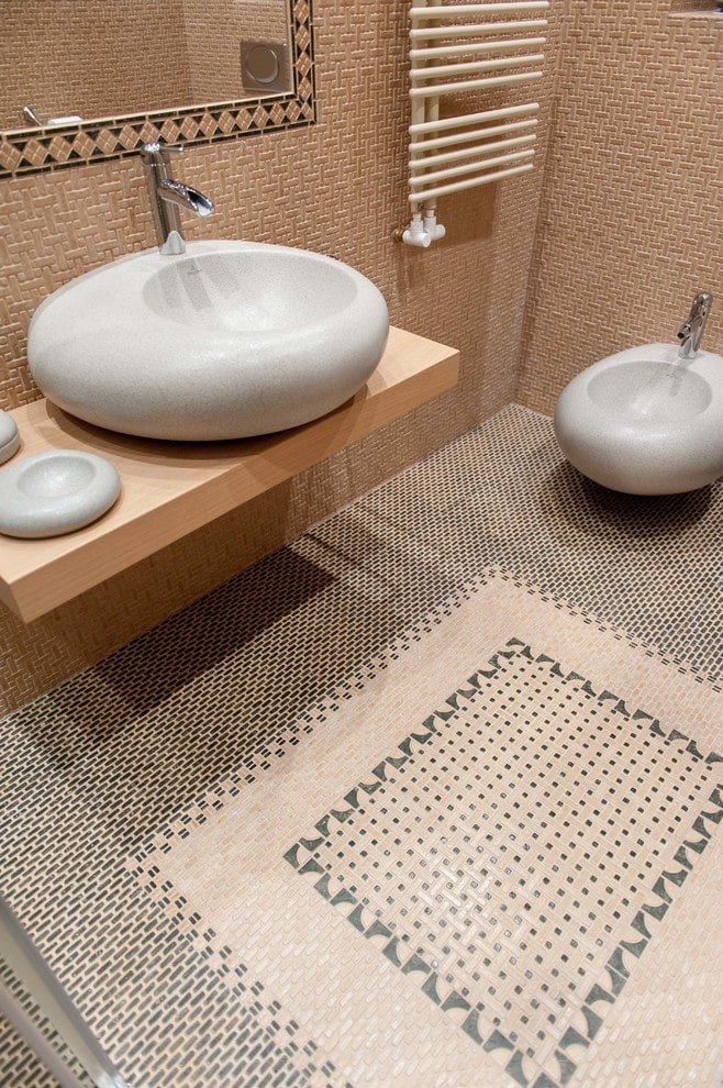 disposition de tapis carrelé dans la salle de bain