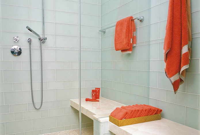 Disposition de carrelage modulaire dans la salle de bain