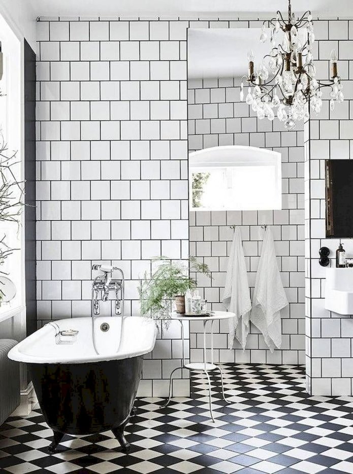 Disposition de carreaux en damier dans la salle de bain