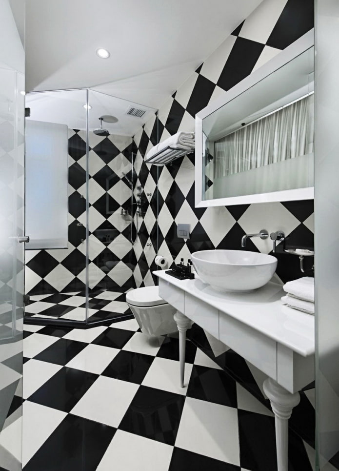 Disposition de carreaux en damier dans la salle de bain