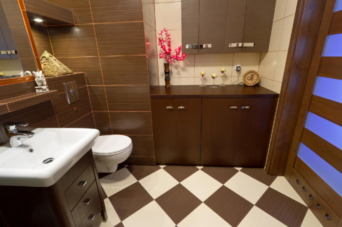 Disposition de carreaux en damier dans la salle de bain