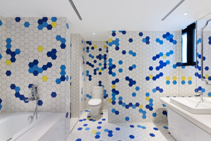 Disposition du carrelage à l'intérieur de la salle de bain