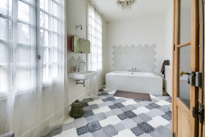 Disposition du carrelage au sol dans la salle de bain