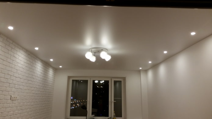 Lampes le long des murs et au plafond