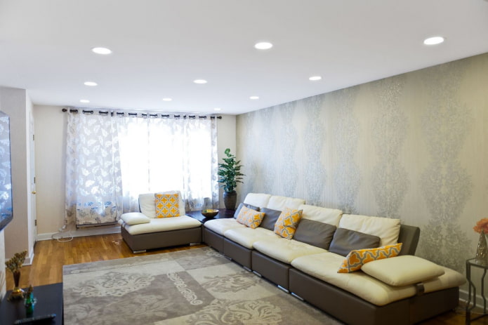 nombreuses lampes dans le salon