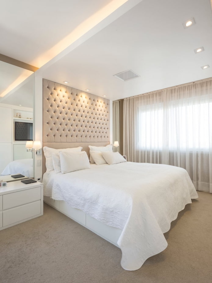 Lampes alignées dans la chambre
