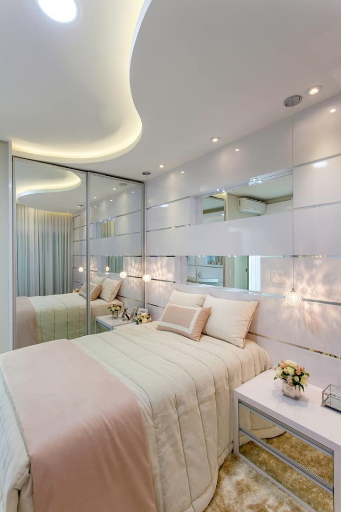 Plafond à plusieurs niveaux dans la chambre
