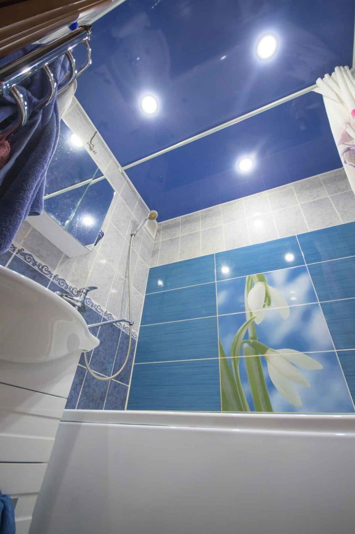 Plafonnier dans la salle de bain