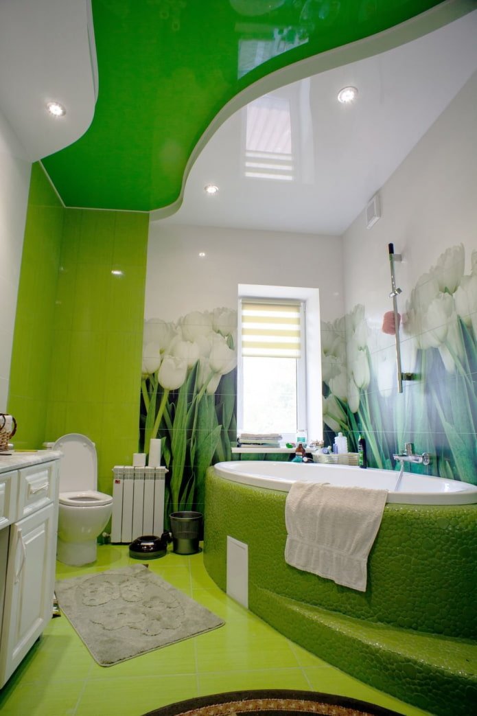 Plafond à plusieurs niveaux dans la salle de bain