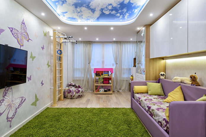 Plafond tendu dans la chambre d'enfant 