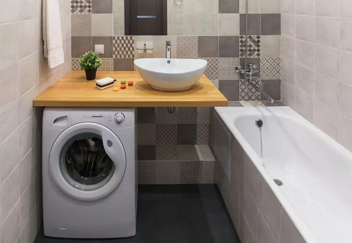 Lave-linge sous un plan de travail en bois