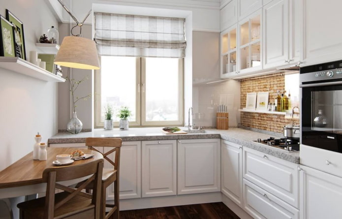 ensemble de cuisine sous la fenêtre