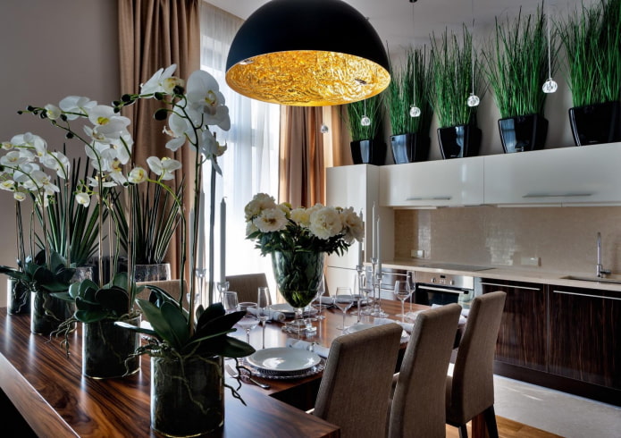 Fleurs artificielles dans la cuisine