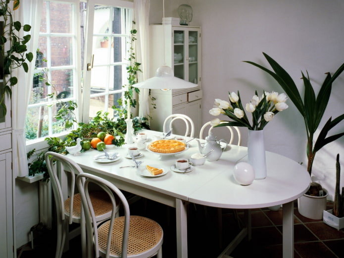 Fleurs sur le sol de la cuisine