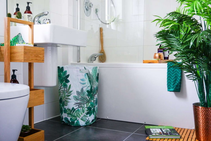 palmier sur le sol dans la salle de bain