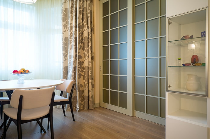 Portes coulissantes avec inserts intérieurs