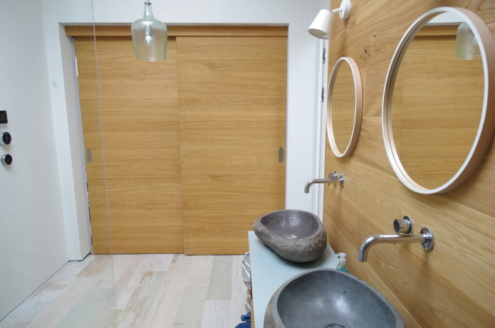 panneaux de portes coulissantes dans la salle de bain