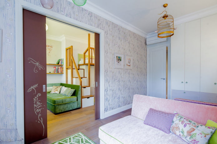 Panneaux de portes coulissantes dans la chambre d'enfant