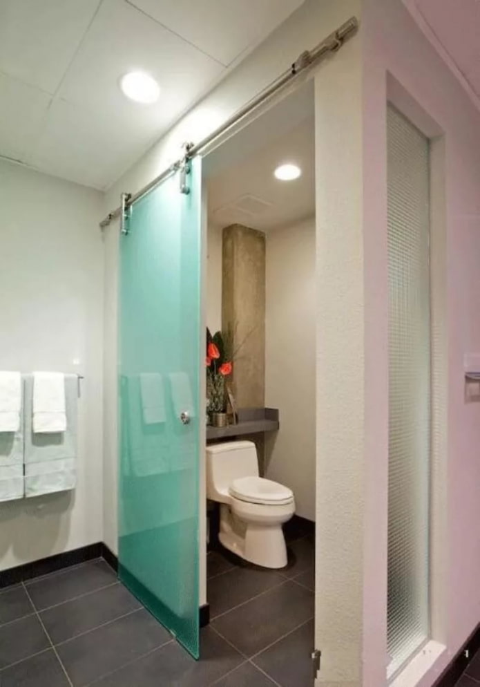 panneaux coulissants dans la salle de bain