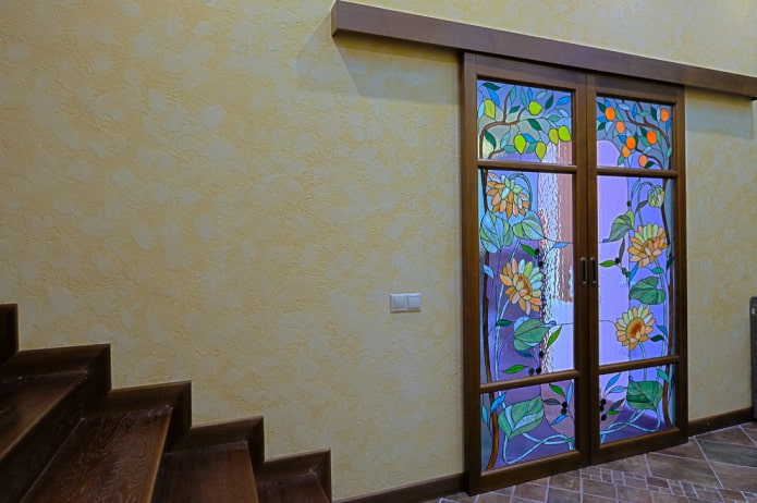 Portes coulissantes en vitrail à l'intérieur