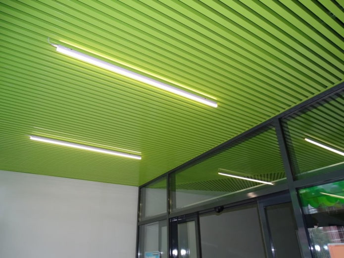 Structure suspendue à lattes en forme de cube