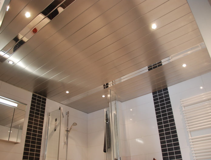 Plafond à lattes dans la salle de bain