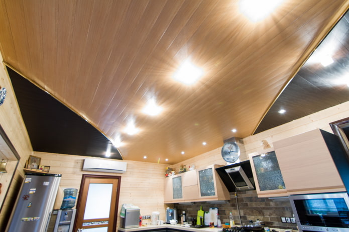 Structure suspendue à lattes dans la cuisine