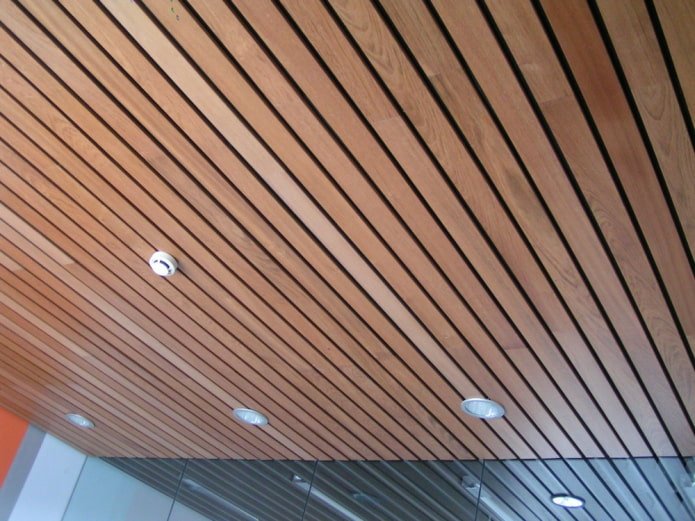 Structure suspendue à lattes de type ouvert