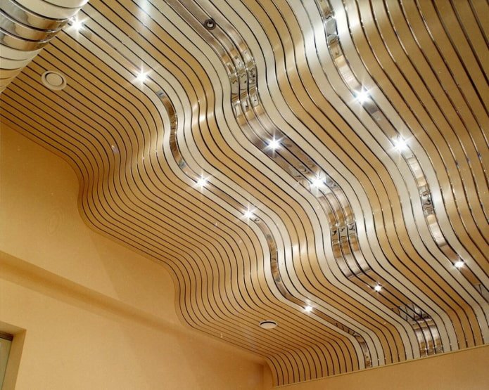 structure suspendue à lattes courbée