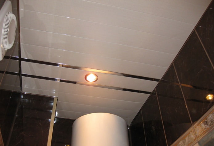 Structure suspendue à lattes dans la salle de bain