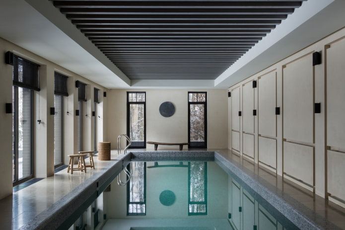 Structure suspendue à lattes dans la piscine