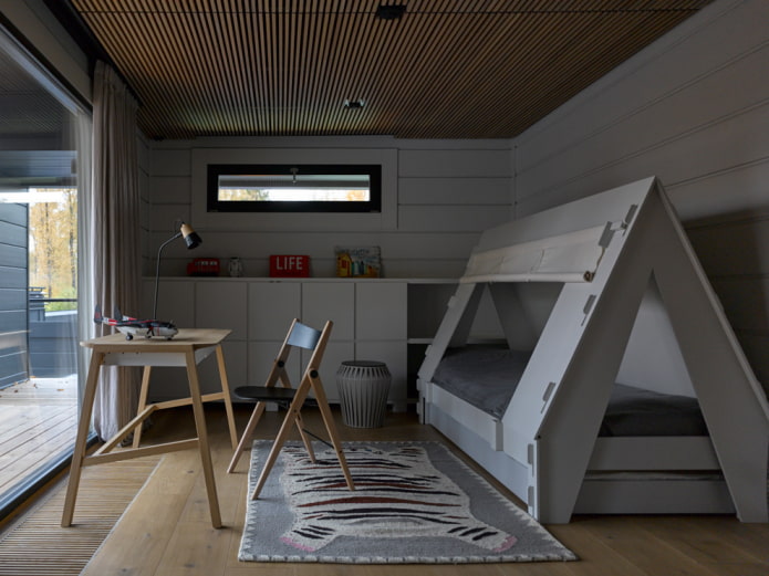 Structure suspendue à lattes de style scandinave