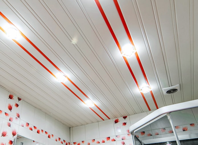 Plafond à lattes dans la salle de bain