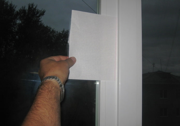 vérification de l'étanchéité de la fenêtre avec du papier