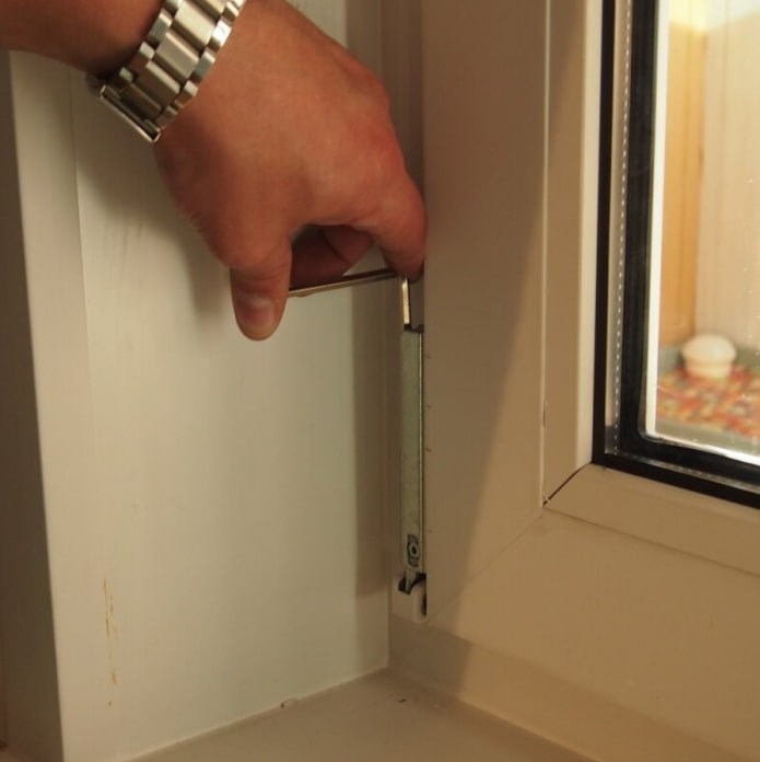 Réglage de la charnière inférieure d'une fenêtre en PVC