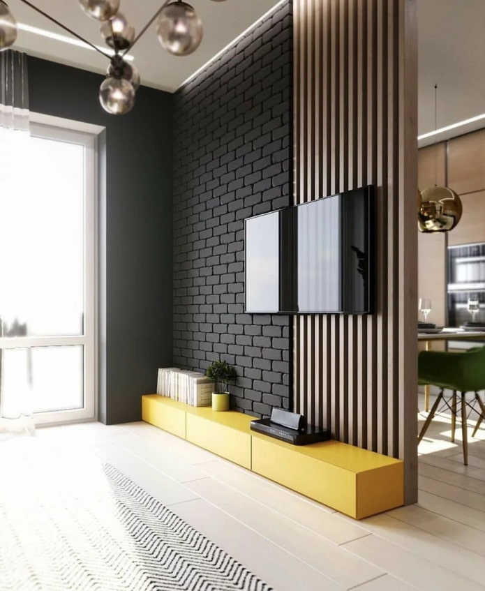 TV sur un mur en bois