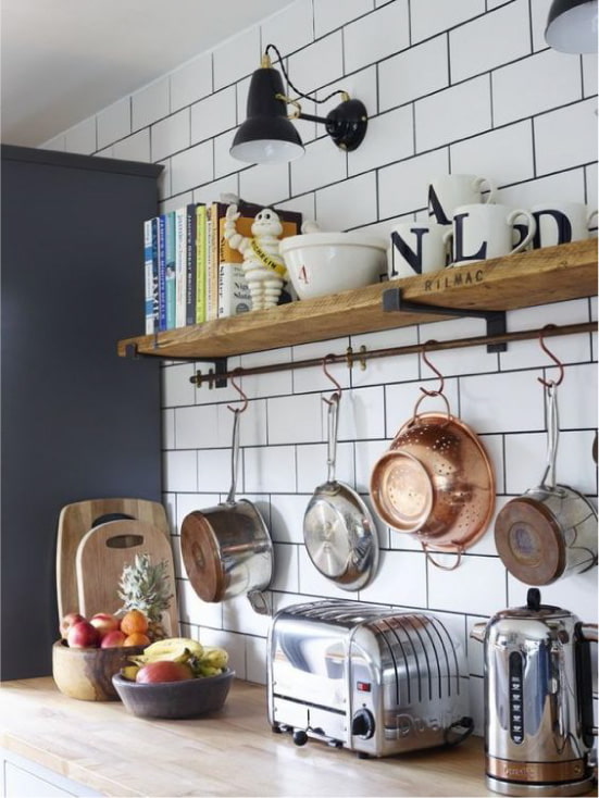 ranger des casseroles au mur