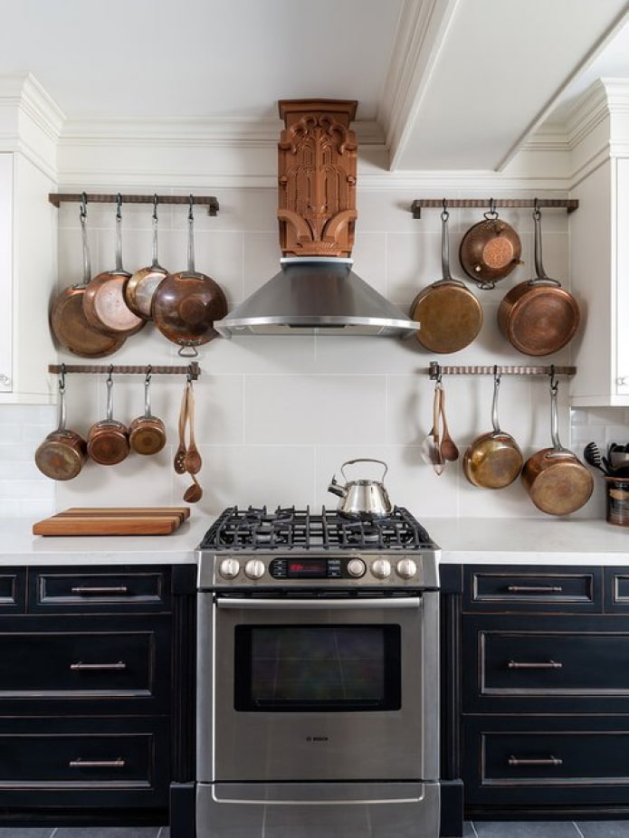 casseroles en cuivre au mur