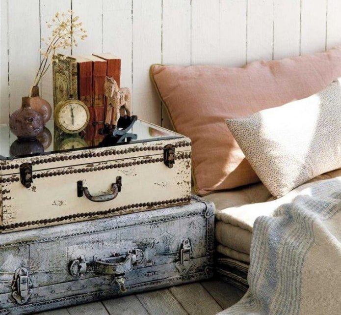 vieilles valises comme table de chevet
