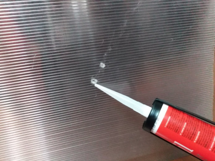 sceller une bosse dans du polycarbonate avec du mastic