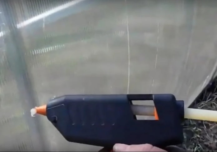 sceller un trou dans du polycarbonate avec un pistolet à colle